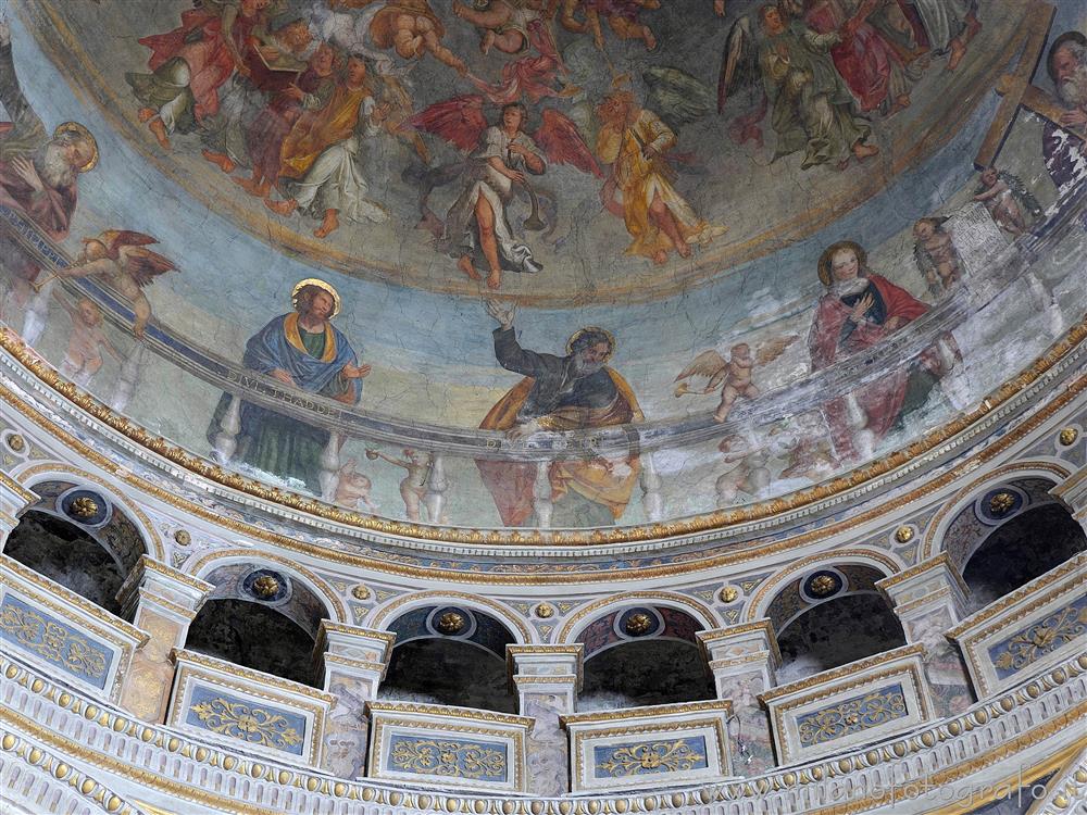 Caravaggio (Bergamo) - Dettaglio degli affreschi all'interno della cupola della Cappella del Santissimo Sacramento nella Chiesa dei Santi Fermo e Rustico